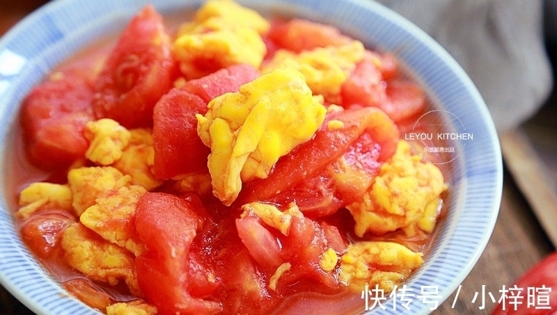 西红柿炒鸡蛋新做法，没放一滴油，用水炒蛋，口感滑嫩，热量更低