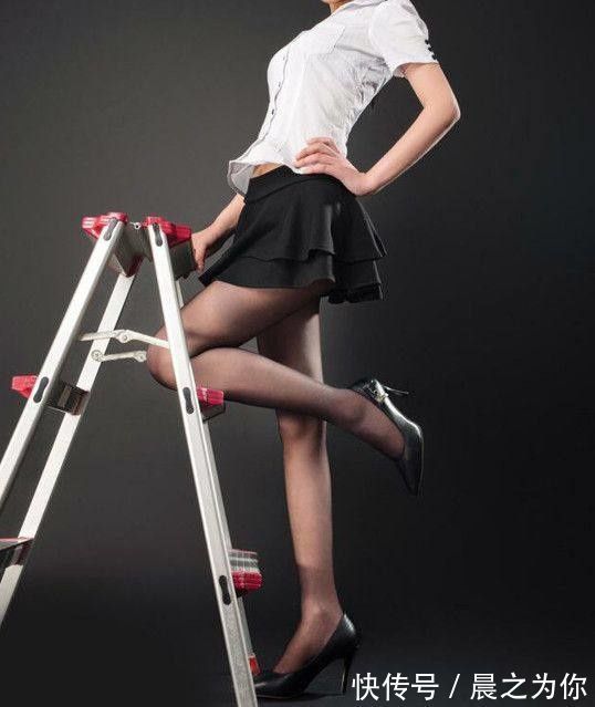 紧身裙 精致华丽的尖头细跟高跟鞋配上丝袜,展示窈窕好身材