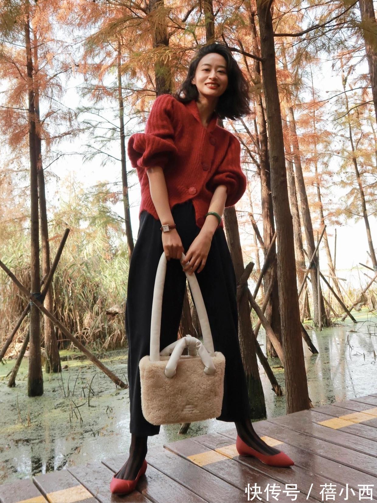 穿搭|新年穿搭选什么?首选“红色毛衣”来搭配,甜美满分更显元气