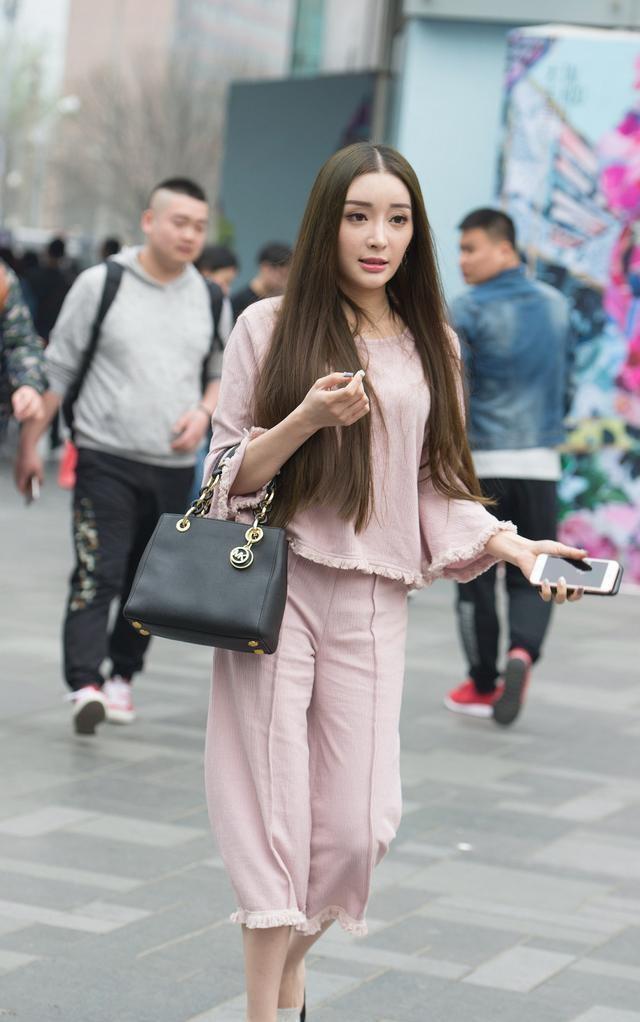 休闲|衣着朴素而有气质的垂饰，夏季旅游时穿着，休闲搭配也很流行