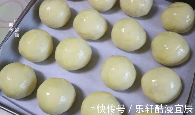 晚上烤一盘,第二天的早餐就有了,奶香浓郁,香软好吃