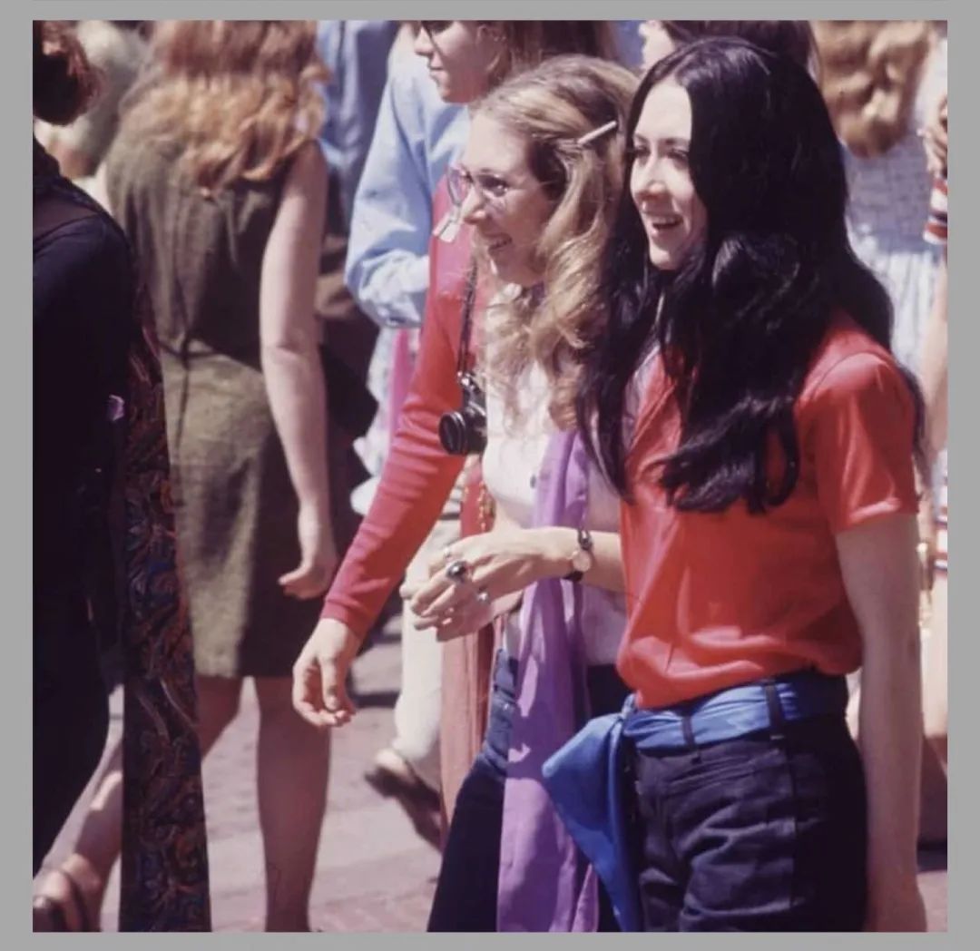 美姐|比黑白还配的颜色，大概只有它了……