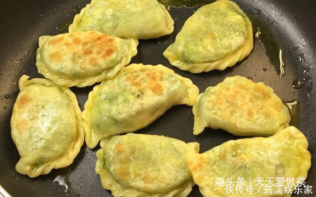 韭菜烙盒子,这么做饼皮不干不硬特柔软,鲜香又入味,真解馋