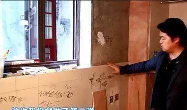 客厅|一家四口住豪华别墅,却只能睡客厅打地铺,设计师爆改15㎡变6房