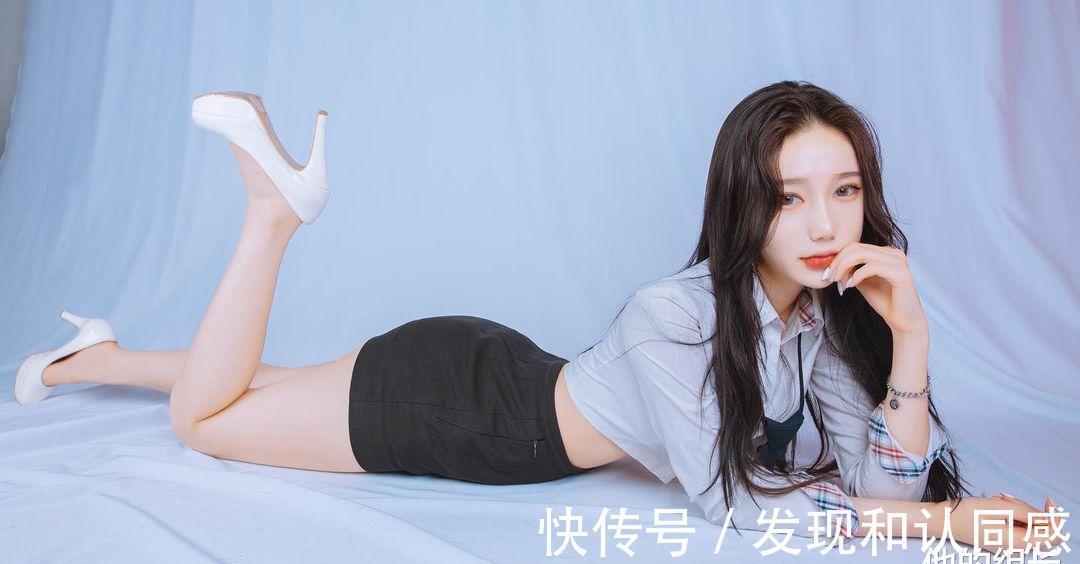 小姐姐|超短包臀裙配职业装,美女你这衣服有点小了