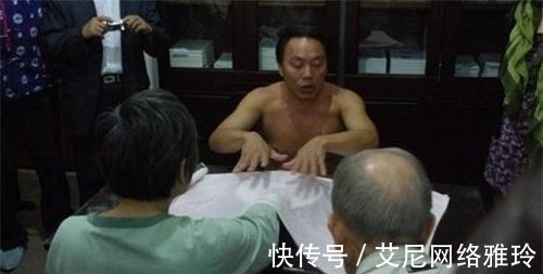 破解|男子自称掌握道家“遁术”，当众表演“水盆捞钱”，至今无人破解