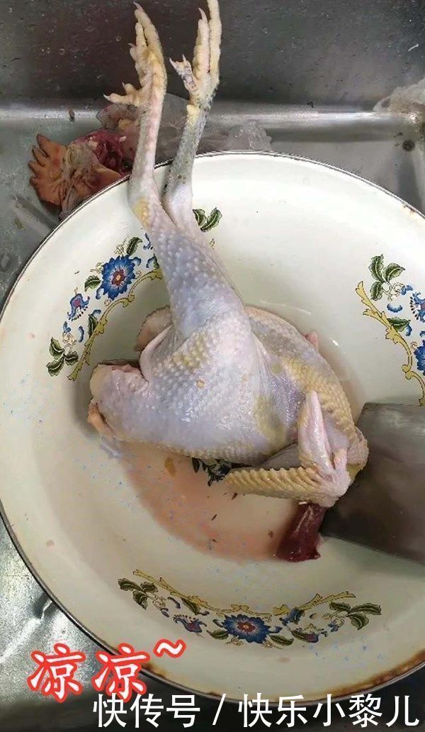 萌娃|萌娃被公鸡啄了腿,爷爷“报仇”方式很特别,网友吐槽:惹不起