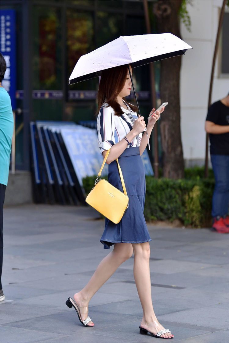 高跟鞋|美女身穿白色的长袖连衣裙,长发披肩,整体十分清爽舒适