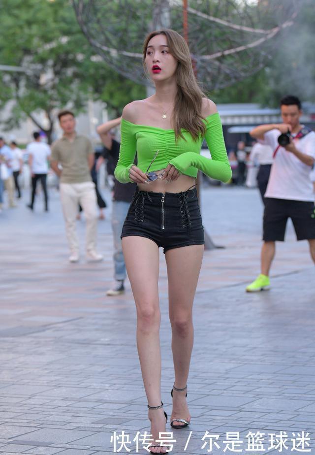 休闲|高个女孩的日常穿搭，休闲“秀腿”牛仔短裤，让造型轻松变好看