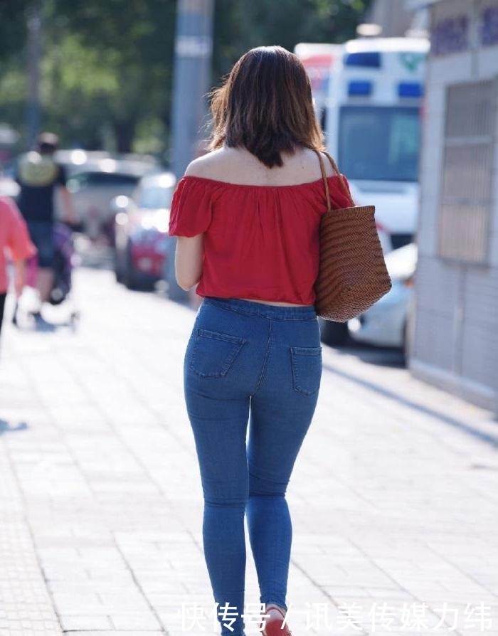 休闲|牛仔裤这样穿搭，休闲凉爽显气质，年轻女孩都喜欢穿