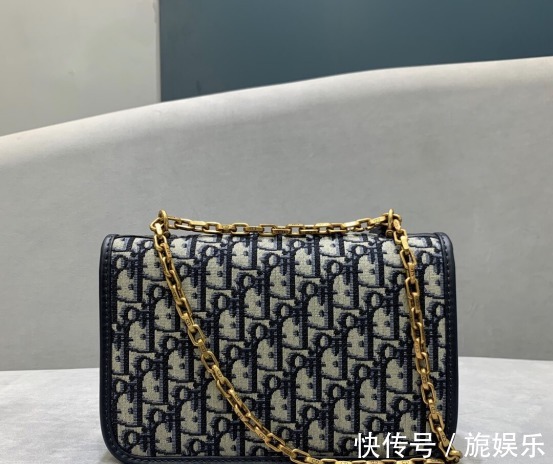 LV 大牌链条包,就服这款LV老花三合一,不仅好看更是气质十足