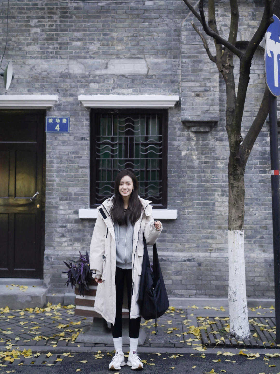 米黄色|长款羽绒服搭什么最好看?码住这三件,每天上街美的都不重样