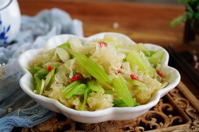 芹菜|秋季，银耳和芹菜是绝配菜，入秋后要常吃，很多人还不知道有啥用