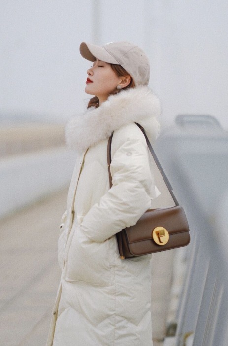 焦糖色 小个子穿羽绒服配啥鞋才好看?建议选择这4双,时髦百搭又显高