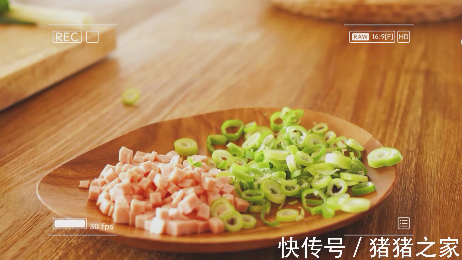 米饭|米饭吃不完剩了怎么办?教你一招,剩饭变美食,老公孩子抢着吃