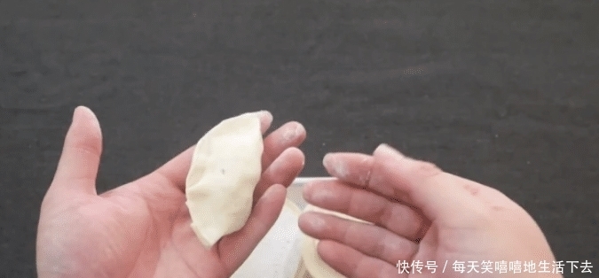 原来包饺子这么简单,一折二折三折就是一个饺子,只需三下就搞定
