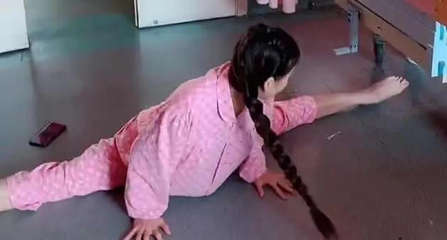 孕妇|“最乐观孕妈”火了，宫口已开，还在产房外秀舞技，准爸无法淡定