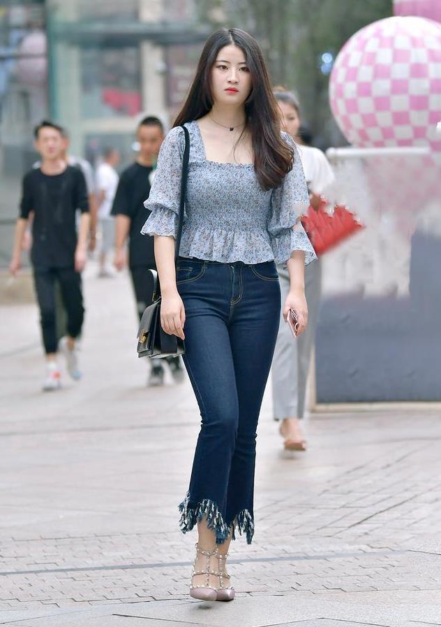 印花|u领印花上衣,搭配蓝色牛仔裤+高跟凉鞋,显得风情万种魅力十足