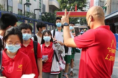 六中|交警开车门送祝福 老师考场外备好巧克力