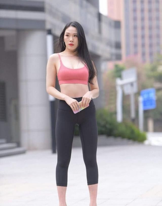 街拍,现在流行短打背心搭配紧身裤,看着确实很性感