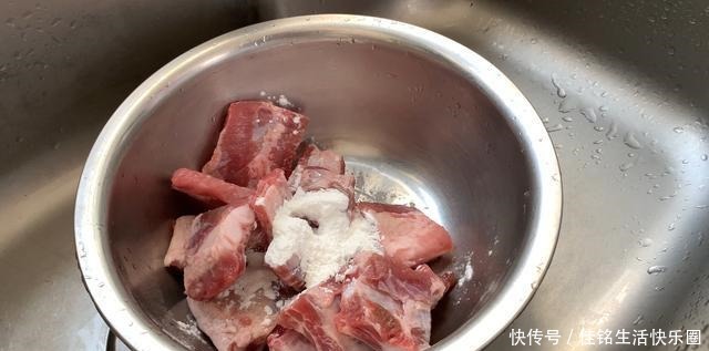 红烧|做红烧排骨时,直接焯水就错了,很多人不注意,排骨腥味重口感差