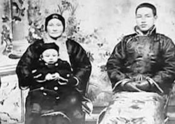 有没有|14岁蒋介石奉母命娶18岁毛福梅，蒋介石有没有爱过这位原配妻子？