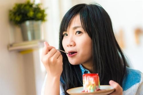 女性朋友|睡觉时有这3种表现，可能预示着更年期要来临，女性朋友要多注意