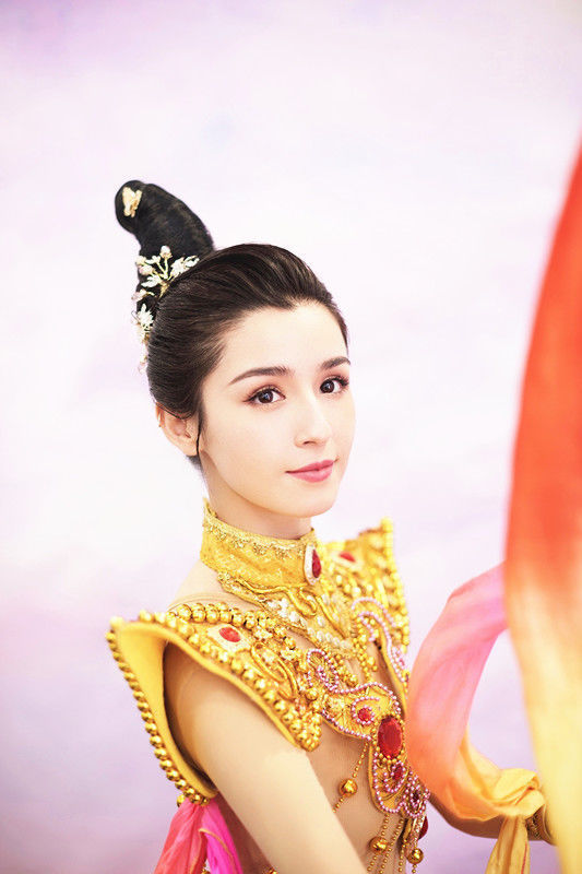 襦裙#“西域美人”哈妮克孜演绎飞天之美,金钗薄纱,皆是神秘之源