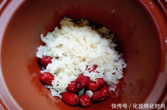 “穷人的阿胶”被发现,每天喝一碗,补血养颜,气色红润不显老