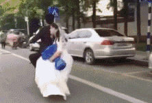 |搞笑GIF:小伙子,别在大人面前耍技,你要知道姜还是老的辣