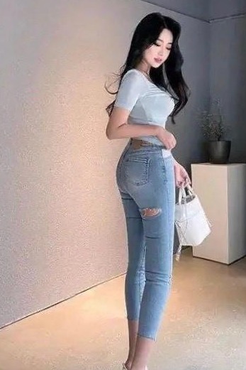 九分牛仔裤搭配V领衬衫,时尚摩登又不失女人味