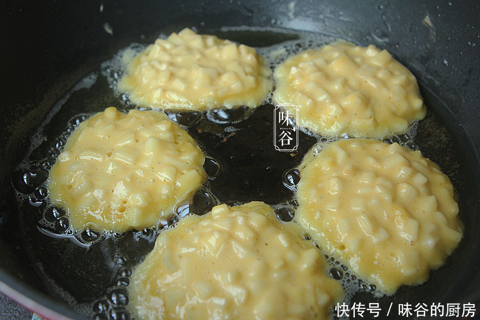 面糊|天冷,这水果加4个鸡蛋做早餐饼,软糯香甜有营养,一次4个不够吃