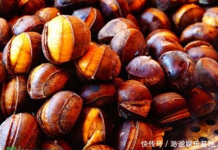 个个|煮板栗,别直接用水煮了!再加一步,板栗自动开口,个个不粘皮儿