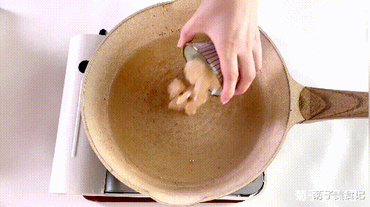 手指|酸甜可口的糖醋排骨,小火炒糖色,好吃到舔手指