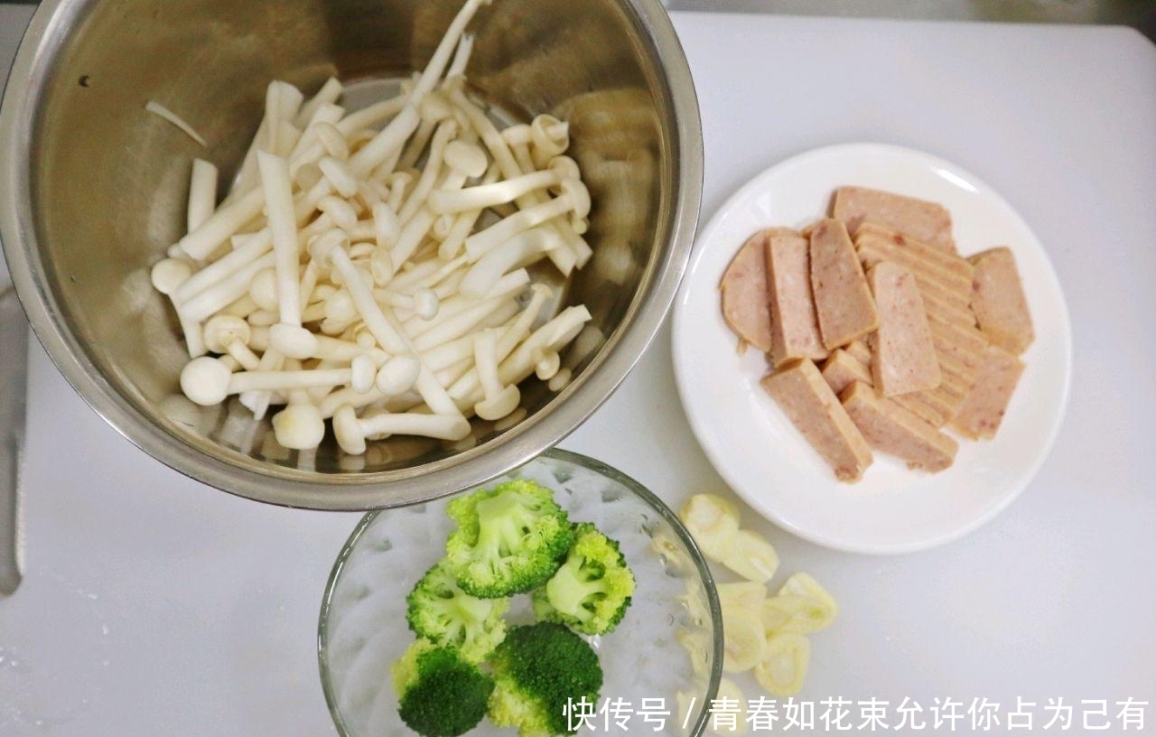 海鲜菇炒西兰花，要想春天瘦，这道菜少不了，简单方便，家常菜