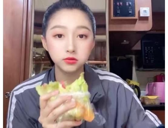 看完关晓彤一日食谱才明白,又瘦又美是有代价的,网友:不配吃饭