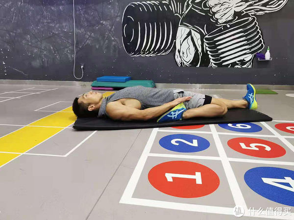 动作|健身成长手册 篇二十二：一对哑铃练遍全身肌群，14个哑铃健身动图，新手跟练起来