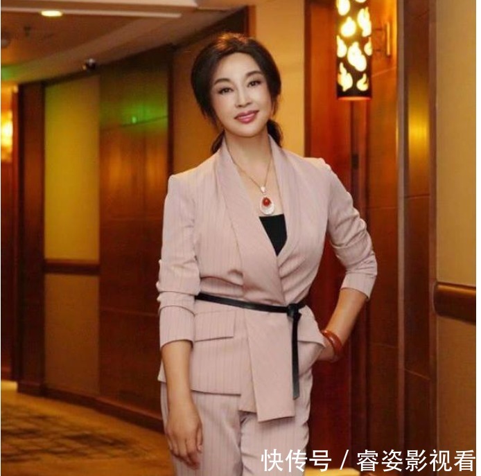 书法作品$刘晓庆办书法展,穿紧身旗袍胸前还戴超大玉石,被曝16字卖108万