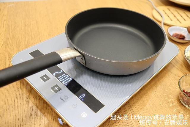 想要豆腐入味不碎,70多岁老妈的方法赞,几滴油不放盐,倍儿香