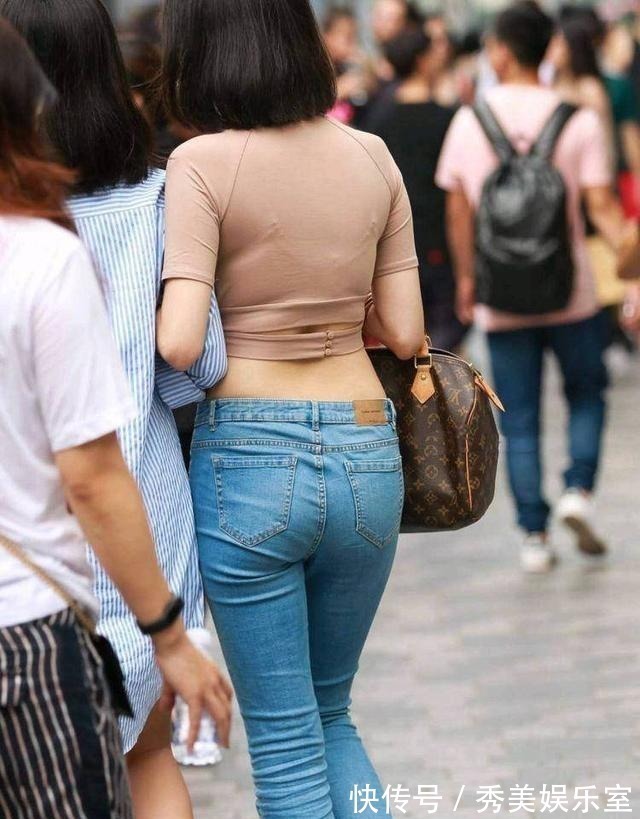 紧身牛仔裤 紧身牛仔裤搭配露脐上衣,减龄瘦身显身材,清爽又不失性感