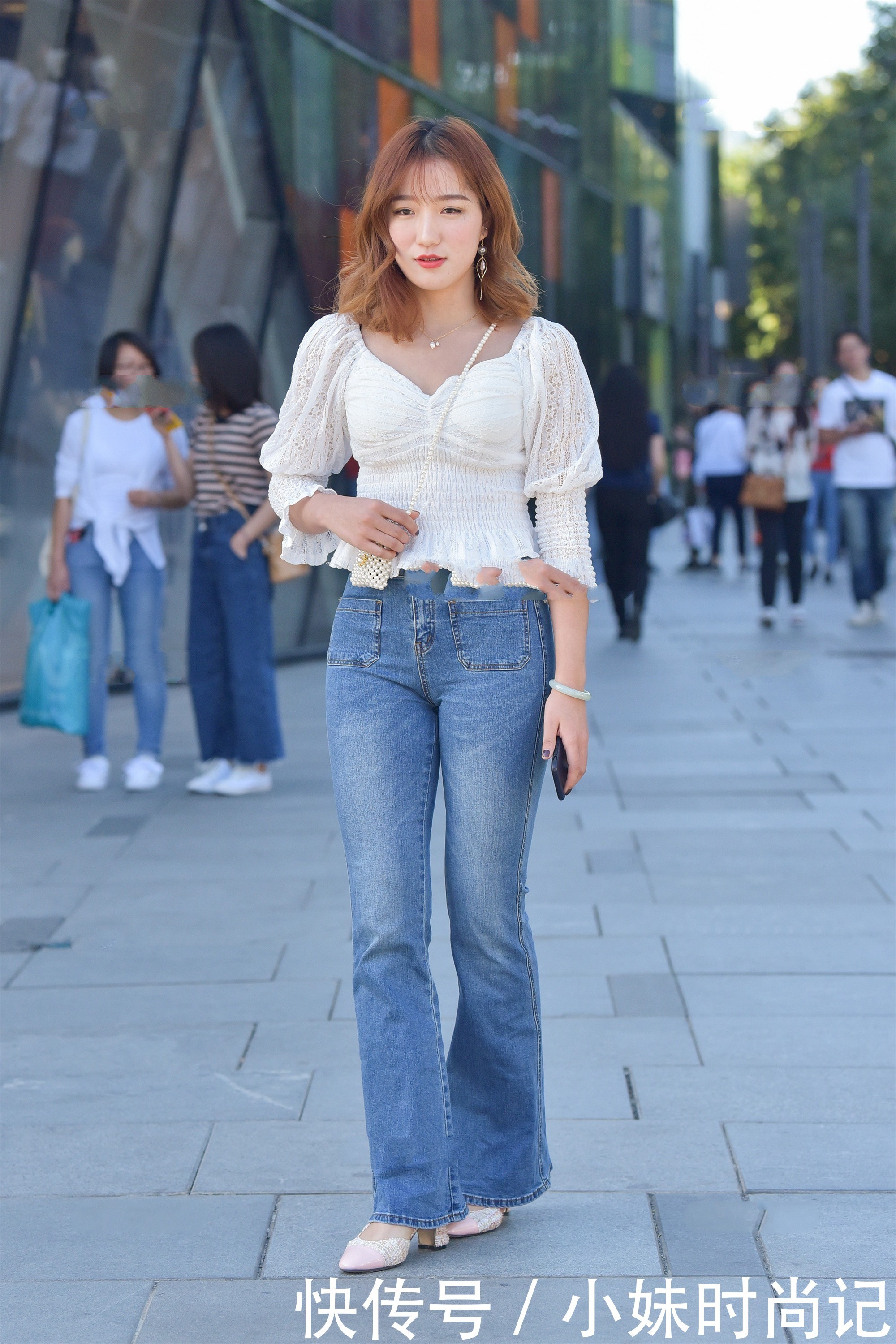设计|街拍:白色泡泡袖设计上衣, 搭配阔腿裤, 邻家小公主气质