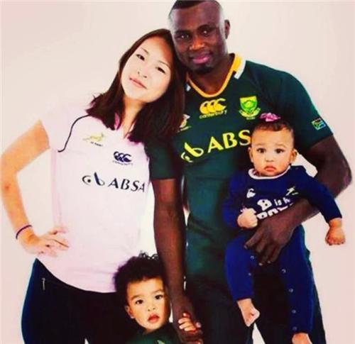 胡斯·哥路沙|当年被黑人拳王征服,还坚持为他生2个娃的中国富家女,现今怎样