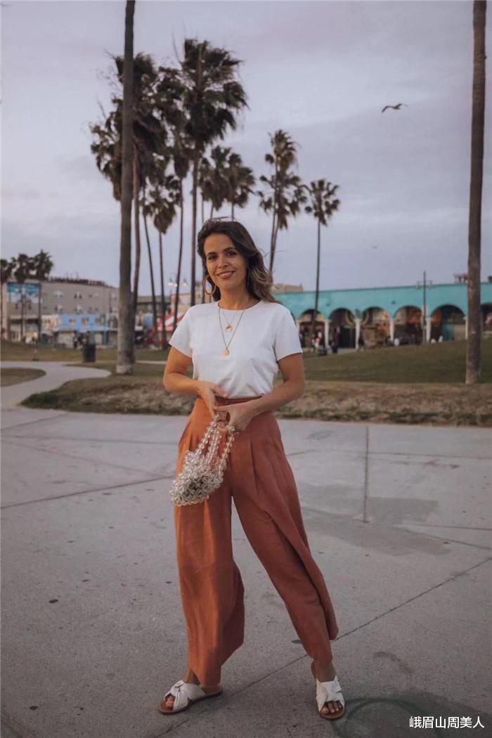 请脱下你的“阔腿裤”，太土了！今年流行穿“纸袋裤”，时髦显瘦