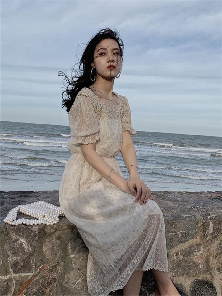 搭配|街拍美女：小姐姐搭配白色T恤展现靓丽气质，举手投足尽显成熟