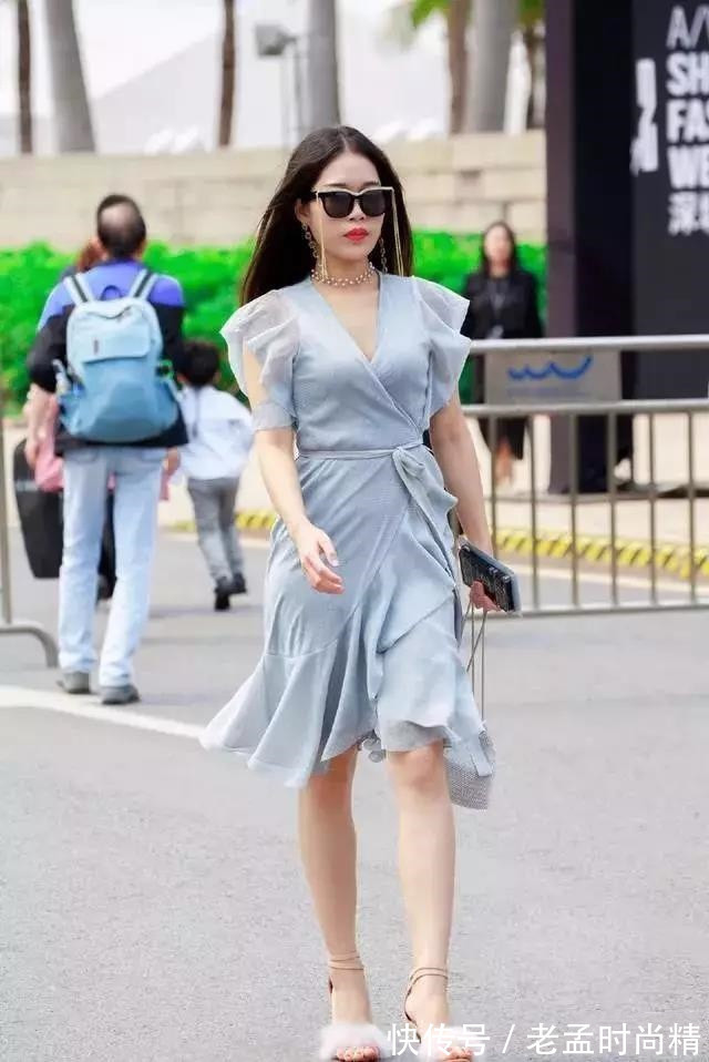 街拍 街拍: 穿淡蓝色绸缎连衣裙的性感美少妇, 微胖身材, 很显富态