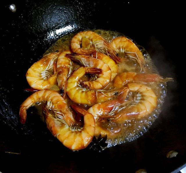 大虾除了煮着吃,还有一道经典做法,春节家宴露一手,全家都爱