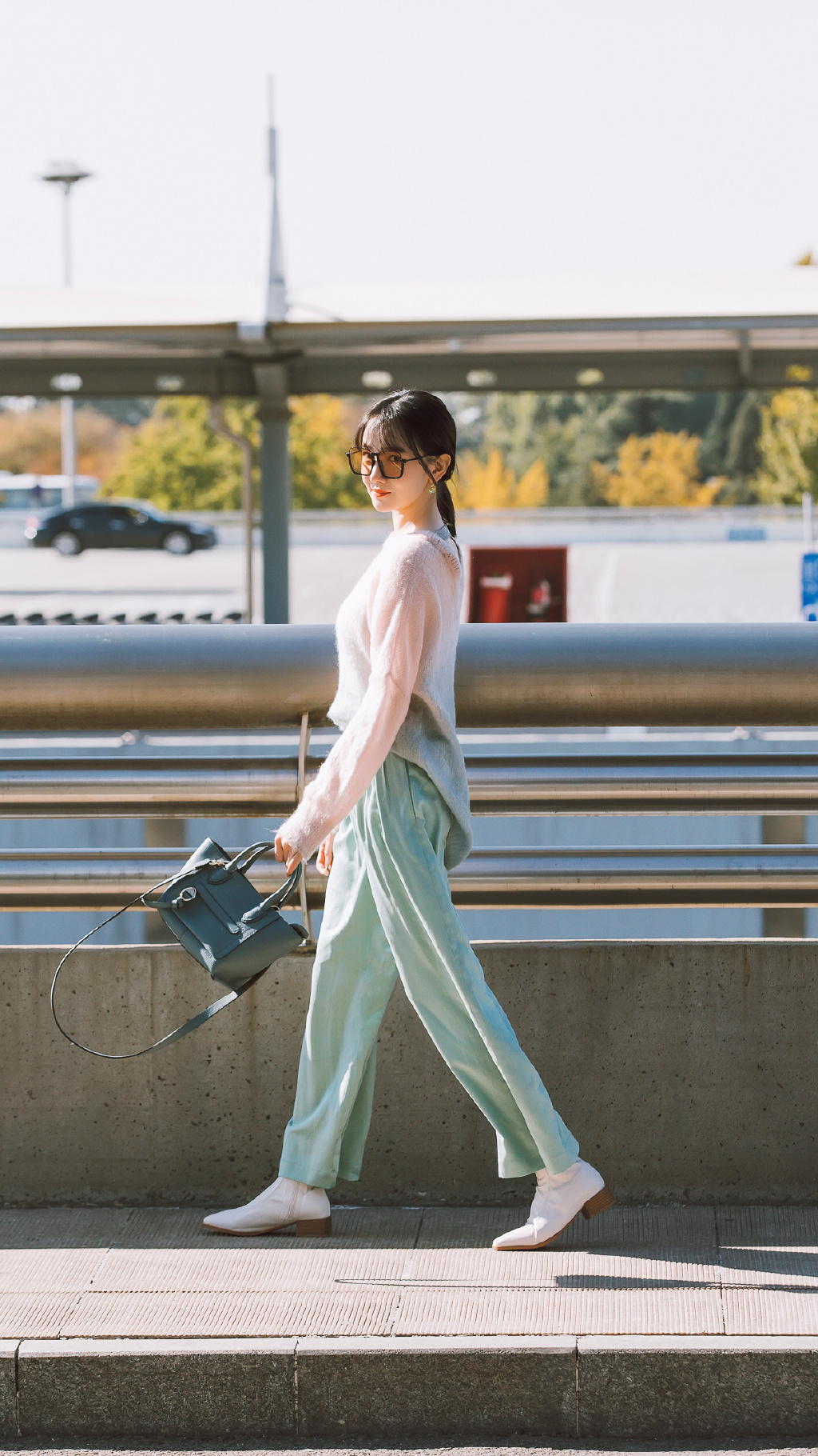 太会|陈小纭真的太会穿了穿黑色连衣裙秀出凹凸有致身材,美出新高度