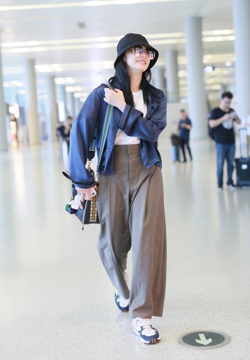 美眉|姚晨真懂“抢镜”,白T恤配外套休闲随性,T恤扎进裤子里好显高