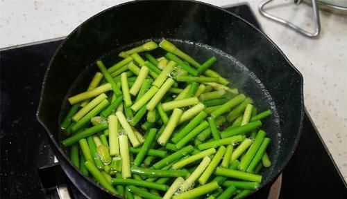 炒蒜苔时,最忌直接下锅炒,多加这1步,蒜苔翠绿鲜嫩更入味!