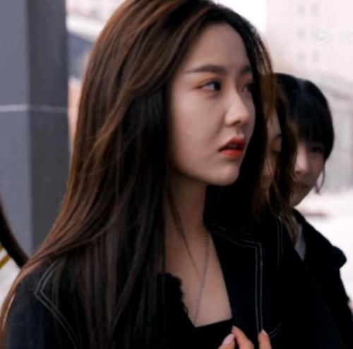 所有人都带妆录制，唯独她一个人搞特殊，张雨绮对她翻了3次白眼